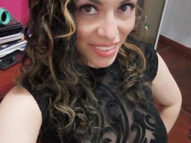 LucciLove - פורנו בשידור חי ומצלמת סקס - 24697185