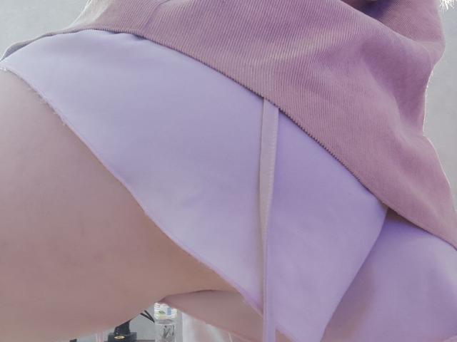As nádegas da WhiteKrol, vestindo uma calcinha branca, com uma camisa rosa cobrindo parcialmente. A foto é tirada de baixo e em um ângulo, mostrando o lado e um pouco das costas..