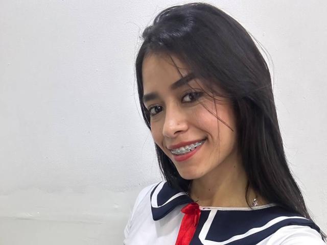 LaurentRay ha lunghi capelli neri, occhi marroni e un sorriso carino, con l'apparecchio ortodontico. Indossa un'uniforme da marina bianca con una cravatta rossa..