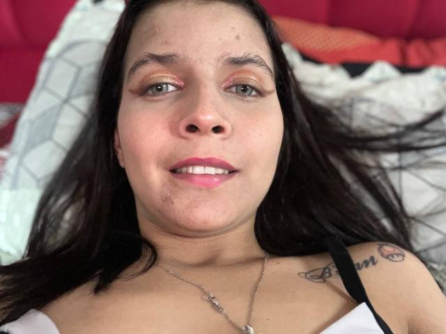 KaylinJulithe ha la pelle color nocciola, i capelli castano scuro, un ombretto rosato e un leggero sorriso. Indossa una maglietta bianca con spalline nere, che mostra un tatuaggio sulla spalla destra..
