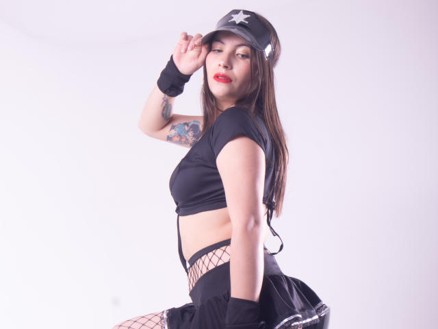 EmelyAvery69 - Live Sex Cam - 24884865