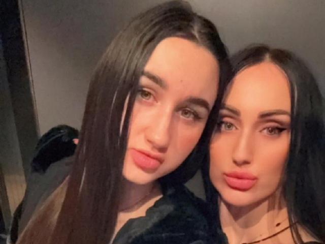 FortuneLisa69 tiene dos caras, ambas con cabello negro largo, labios rosados y cejas pobladas. Lleva una blusa negra, y sus ojos son ligeramente diferentes en cada cara..