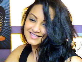 Ellynoor - Webcam live hot with this dark hair 18+ teen woman 
