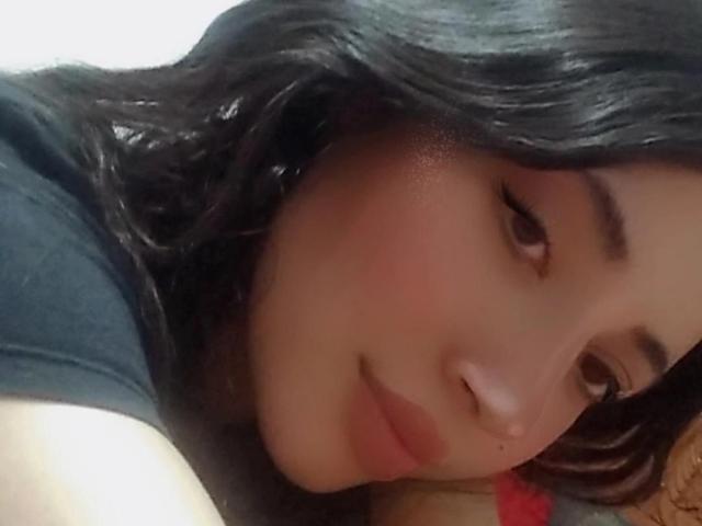 SophiiaFerrero ha i capelli scuri e ondulati, occhi marroni e un leggero sorriso con labbra rosate, indossa una maglietta nera, in un selfie con una messa a fuoco morbida. Le sue natiche non sono visibili..