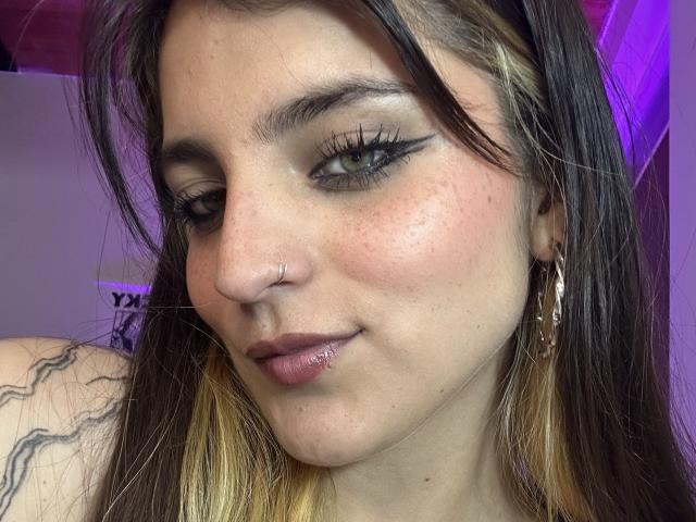 SarahhTanyas - Live sex cam - 25085501