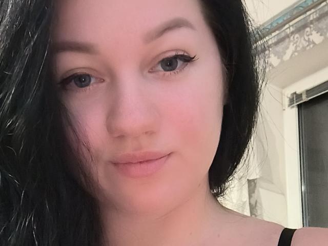 RikkiTTikki ha la pelle chiara, i capelli neri, gli occhi azzurri e le labbra piene di colore rosa. Indossa un eyeliner nero e una maglietta nera, e ha un leggero sorriso..