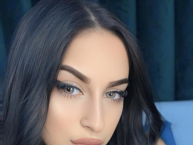 SophyAngels tem cabelos escuros e brilhantes, olhos castanhos com longos e grossos cílios pretos, e sobrancelhas bem cuidadas. Sua pele clara é lisa, com uma maquiagem natural e discreta..