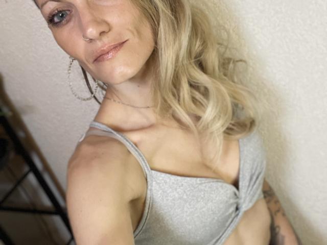 DaneeSoHot - Live porn &amp; sex cam - 25151057