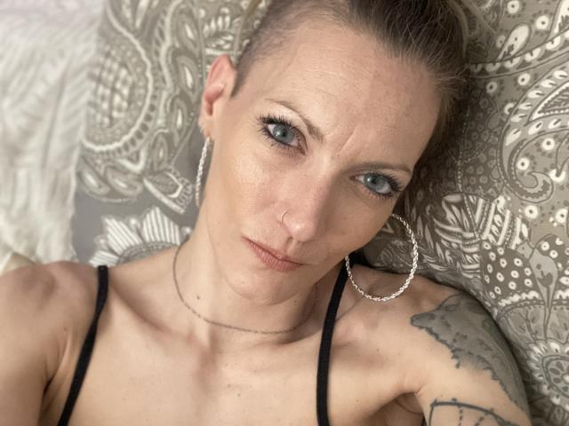 DaneeSoHot - Live sex cam - 25151065
