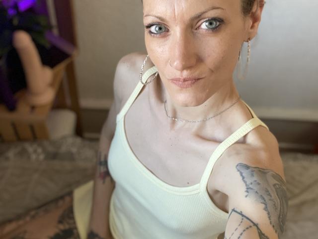 DaneeSoHot - Live Sex Cam - 25151109