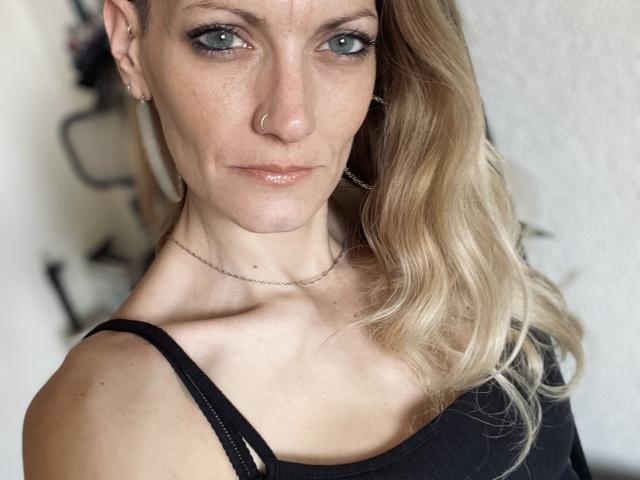 DaneeSoHot ha i capelli biondi, gli occhi azzurri, un piercing al naso, indossa una maglietta nera, una collana con una catena d'argento e ha un leggero sorriso. Le sue natiche non sono visibili..