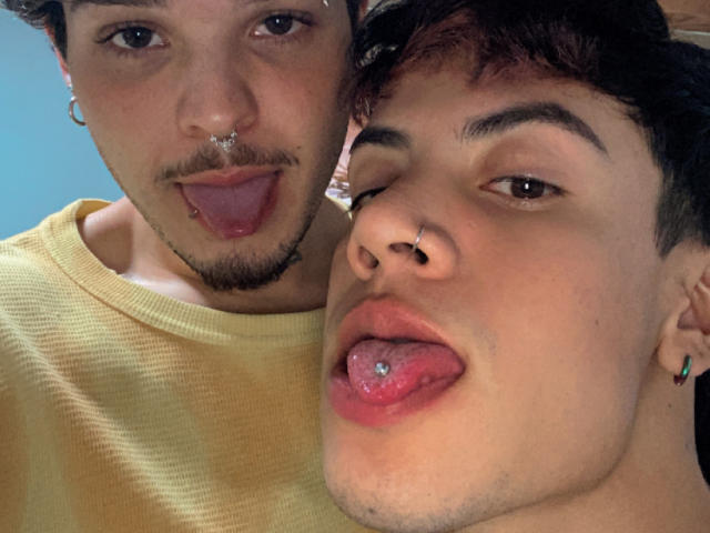 AronJames met een geel shirt en neusring, die zijn tong uitsteekt met een zilveren bolletje, naast AronJames met donker haar, neusring en ook een tongpiercing..