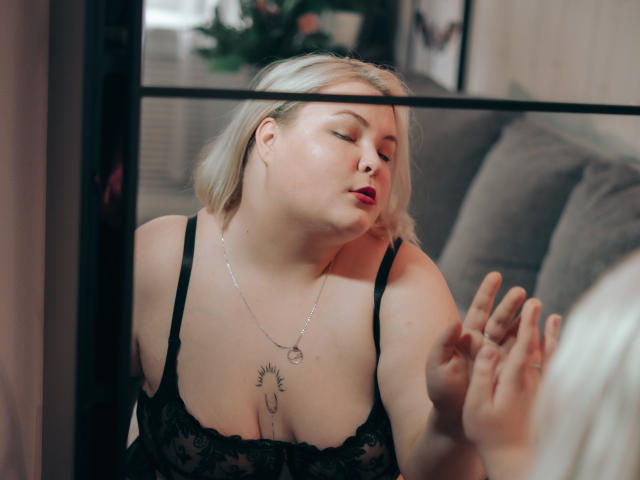 EllaBigBabe - Live porn &amp; sex cam - 25200621