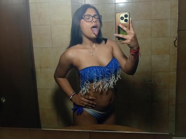 EmilyRobeerts - Live porn &amp; sex cam - 25231365