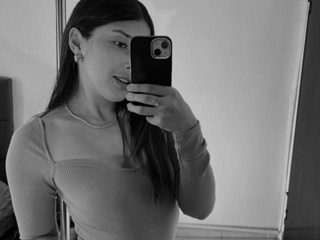 EmmaLombardi - Élő pornó és szexkamera - 25233773