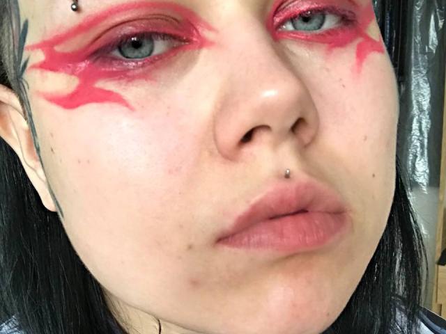 BetsiBlum ha un trucco occhi rosa, un piercing al naso, un piercing al labbro, capelli neri e occhi azzurri con dei vortici rossi sulle guance. Ha un piccolo tatuaggio vicino all'occhio..