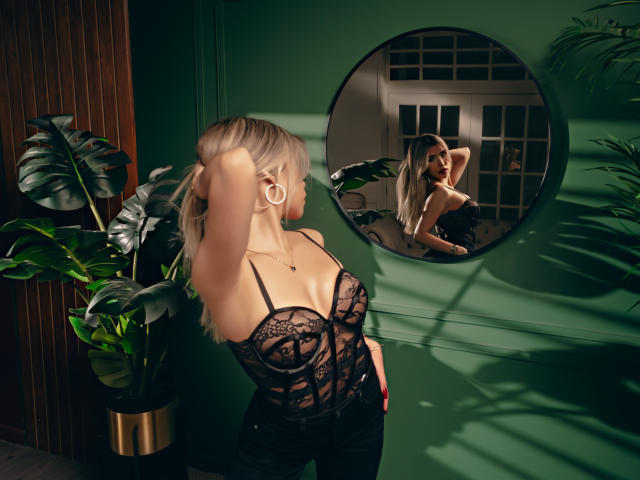 ChristieGarci - Live Sex Cam - 25300425