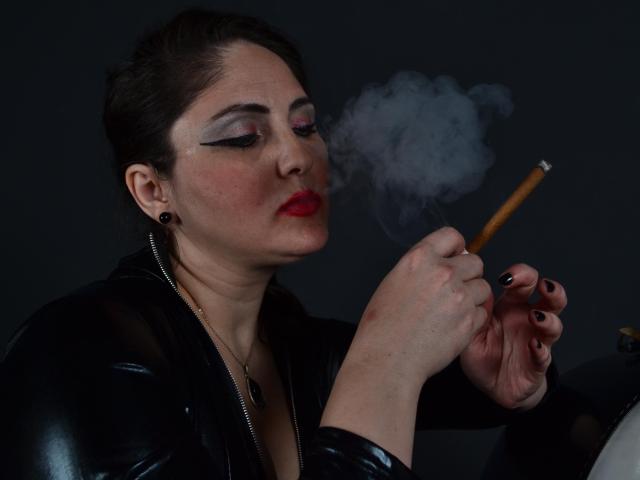 LadyDominaX - Live chat sexe avec une Festichiste à la poitrine parfaite  