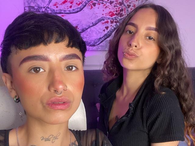 Riley e Alexa hanno i capelli corti e scuri e hanno i piercing al naso. Riley ha un tatuaggio, dei piercing alle orecchie e le labbra rosa. Alexa ha i capelli mossi, le labbra piene e indossa una maglietta nera..