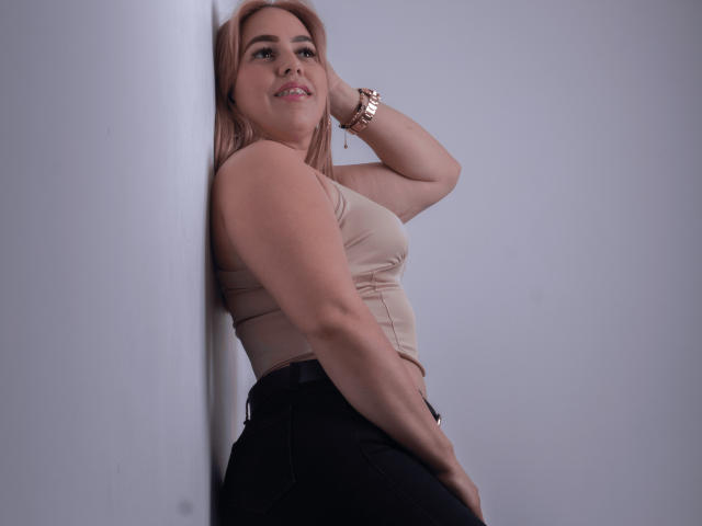 ZaharaBennet - сексуальная веб-камера в реальном времени - 25397253