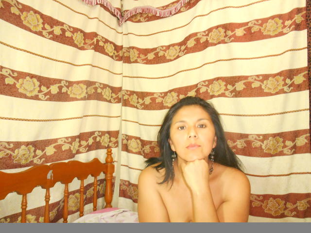 Sexycarmen - Show hot avec une Maman sexy à la chevelure corbeau  