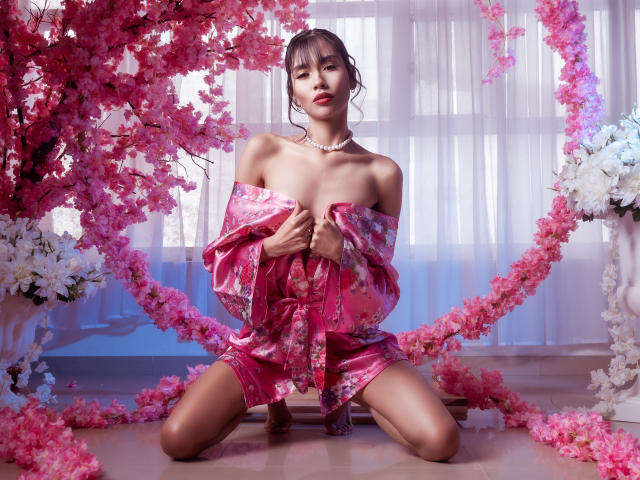 TinnyEngel, ajoelhada, vestindo um quimono floral rosa, com os seios à mostra, segurando-o aberto, flores de cerejeira rosa, flores brancas, colar de pérolas, piso de madeira, luz suave, sexy, asiática, fofa..