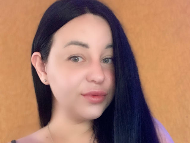 VeronikX ha la pelle chiara, i capelli neri e lisci, orecchie piccole con un orecchino a bottone, ed è sorridente con le labbra rosa. I suoi occhi verdi sono leggermente rivolti verso l'alto..