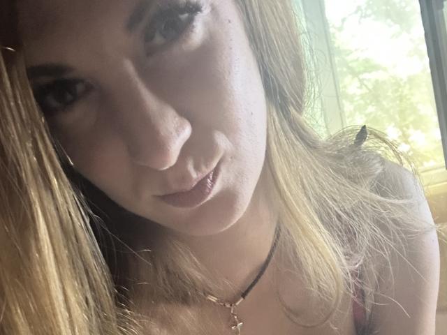 Cometomee ha i capelli castano chiaro, un sorriso delicato e le labbra leggermente dischiuse, che mostrano un accenno del suo labbro superiore. Indossa una collana con una piccola croce..