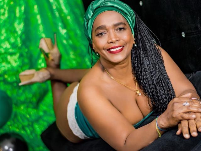 AinaEbonyQueen - Live sex cam - 25622853