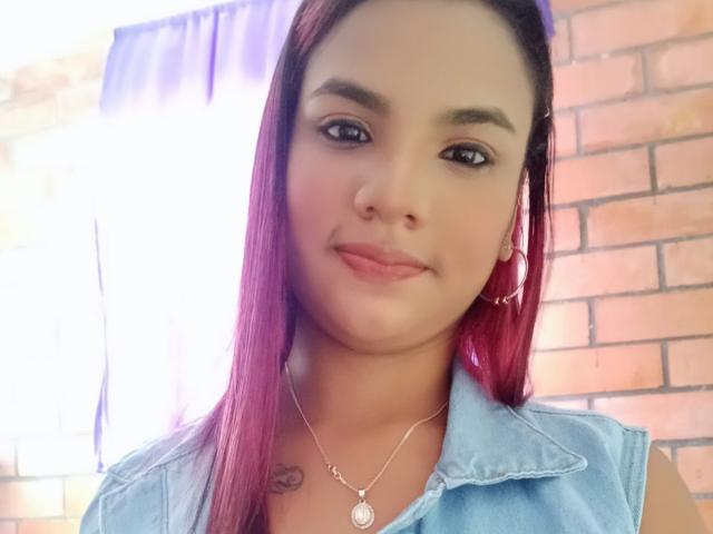 JennyLover69 tiene el cabello teñido de rosa, piel de color marrón claro y usa una camisa vaquera sin mangas con un collar de plata. Sus pequeños senos son visibles, y tiene un tatuaje..
