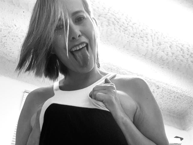 SaritaVelez - Live sex cam - 25694377