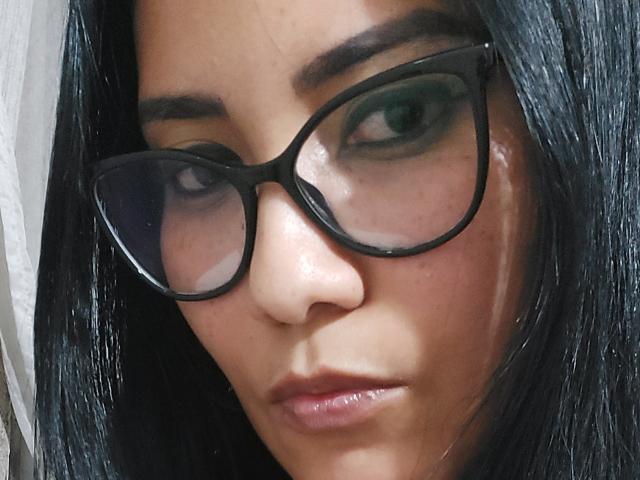 JapiAgata tem olhos escuros e brilhantes, sobrancelhas pretas e grossas, e usa óculos pretos com sombra verde. Seu cabelo preto é liso, e seus lábios carnudos são ligeiramente brilhantes..