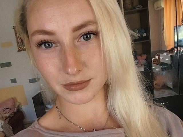 EllenSoNice heeft blond haar, blauwe ogen en een neusring. Ze draagt bruine lippenstift en een roze top, met een zilveren ketting. Haar borsten zijn klein en ze is schattig..