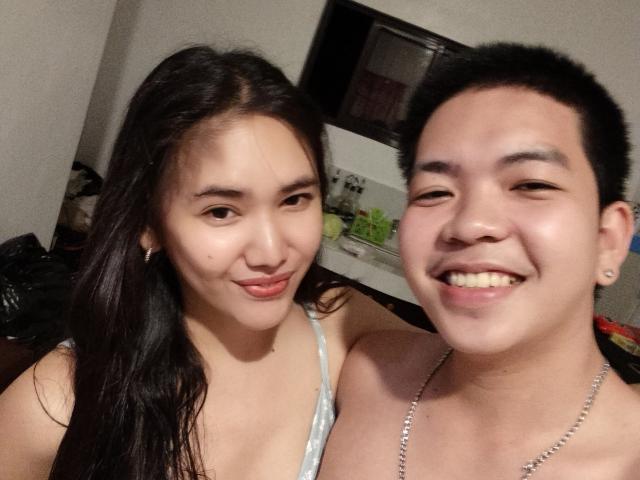 Couple asiatique désireux, femme asiatique, petites seins, longs cheveux noirs, et homme asiatique, cheveux noirs courts, souriant, collier, intérieur, décontracté, selfie, torses, mignons, légèrement corpulents..