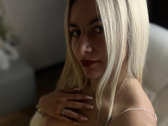 AtheneaRossi - Live porn &amp; sex cam - 25774829
