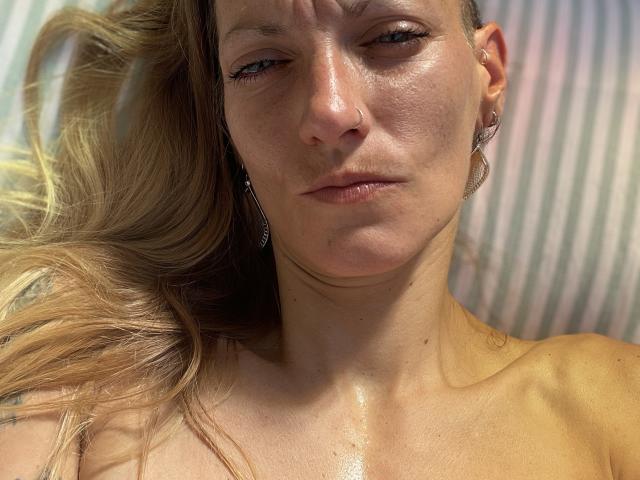 DaneeSoHot - ライブポルノ&amp;セックスカム - 25815069