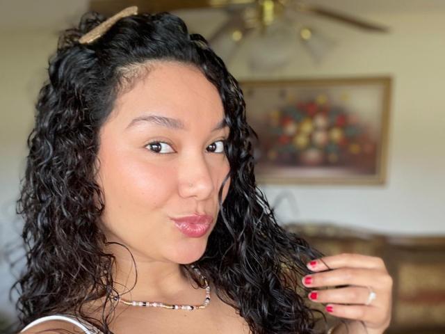 Ashlley69 ha i capelli neri e ricci, la pelle marrone media e il rossetto rosa. Ha le labbra tumefatte, le unghie dipinte di rosso, un piercing al naso e una collana di perline. Il suo seno è piccolo..