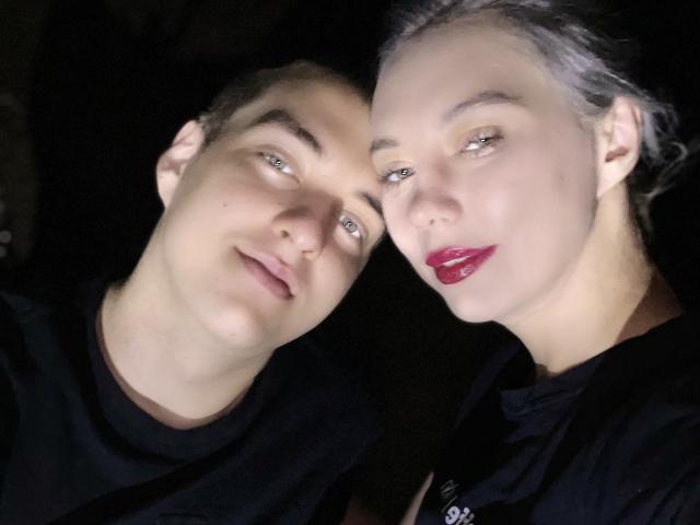 BlondIce ha un viso pallido, occhi azzurri e capelli corti grigi. Il partner di BlondIce ha un viso leggermente più scuro, occhi azzurri e capelli corti castani, con un tatuaggio..