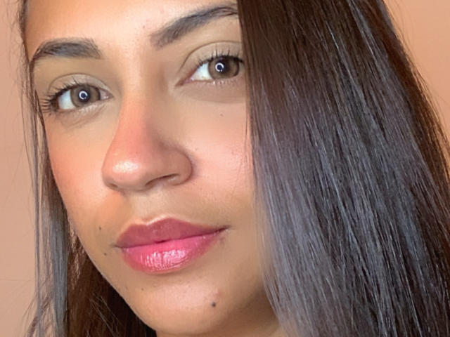 SecreVebah hat braune Augen, glattes, dunkelbraunes Haar, rosafarbene, glänzende Lippen, hellbraune Haut und kleine Sommersprossen an ihrem Kinn und unter ihrem rechten Auge..