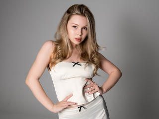 DellaLovely - Live porn &amp; sex cam - 25915653