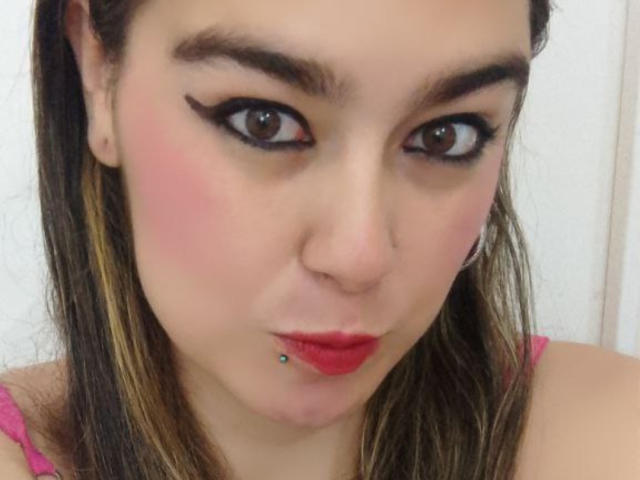 TaylorNova ha gli occhi marroni, un eyeliner nero spesso, un blush rosa, un rossetto rosso, un piercing al naso e un piercing al labbro inferiore con una pietra blu. I suoi capelli marroni hanno delle mèches bionde..