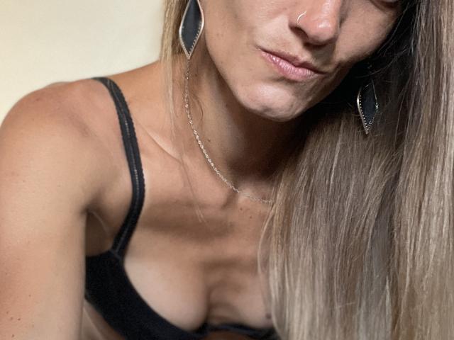 DaneeSoHot - פורנו בשידור חי ומצלמת סקס - 25976145