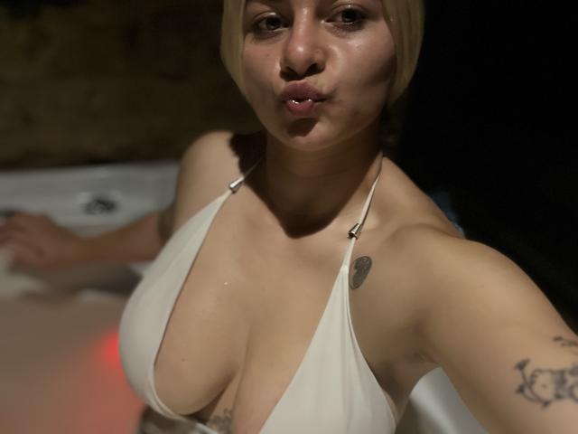 AtheneaRossi - Live sex cam - 26000185