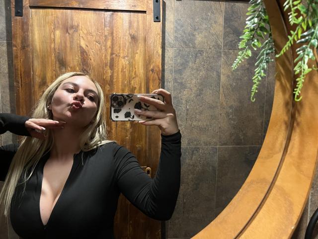 AtheneaRossi - Live Sex Cam - 26000617