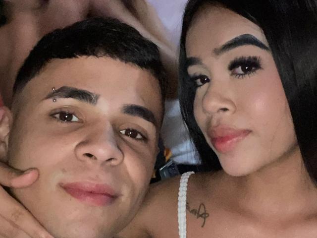 Isabella y Matteo, una pareja encantadora, en un selfie. Isabella tiene el pelo oscuro, cejas pobladas y un tatuaje pequeño. Matteo tiene una ceja perforada, pelo corto y oscuro, y está siendo sostenido..