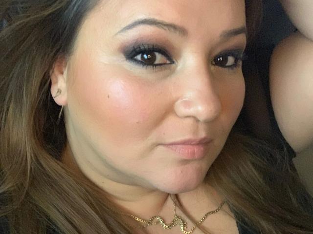 LaVa24-hot heeft bruine ogen, lichtrode wangen en bruin golvend haar. Ze draagt subtiele make-up, een kleine neusring en een gouden ketting. Haar lippen zijn lichtjes samengeknepen..