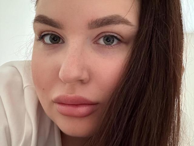 CuteBeatrice tiene ojos azules, cejas marrones y labios rosados. Su cabello marrón cubre parcialmente su ojo derecho. Lleva una camisa blanca. Su nariz es pequeña y tiene pecas..
