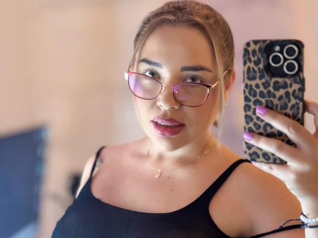 MiaBlondeHot - Live Sex Cam - 26132737