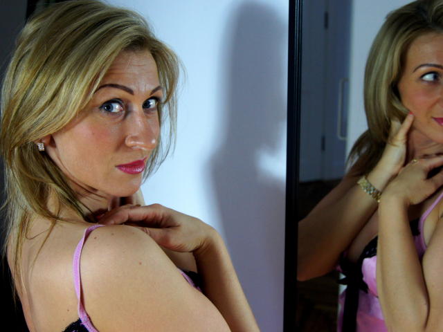 AdreyBB - Webcam live sexy avec cette Sacrée jeune camgirl hot avec une poitrine de belle taille  