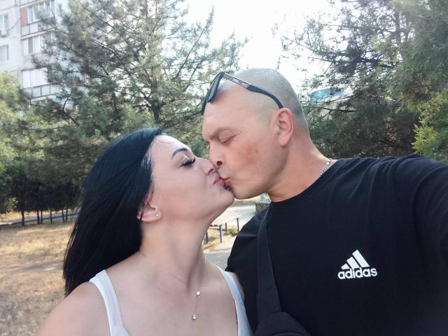 Alica e Barry, con capelli neri e canotta bianca, si baciano. Barry è calvo, indossa una maglietta nera Adidas e ha gli occhiali da sole in testa. Entrambi hanno gli occhi chiusi, un bacio delicato. La scena si svolge in un parco all'aperto..
